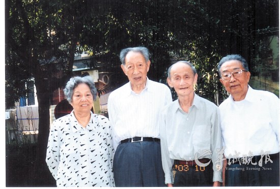 2003年10月，徐笑奇（左一）与当年“400小组”的领导人丁公量（右一）及其他战友合影