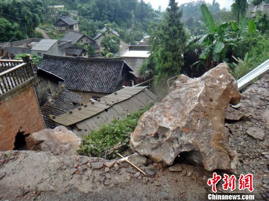 7月18日9时许,由于近日暴雨不断,贵阳市贞丰县珉谷镇盘龙村发生山体