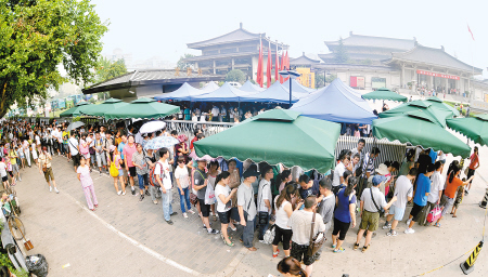 昨日上午,在陕西历史博物馆门前,领取免费参观票的人们排成长龙.