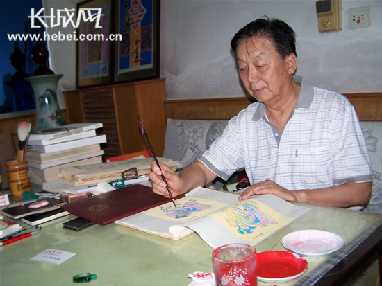 武强县戚建民荣获河北省工艺美术大师称号。金英 摄