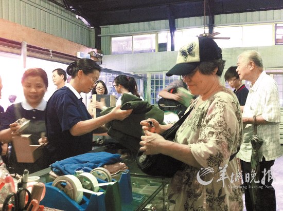 　　市民在进行垃圾分类