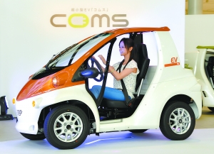 当地时间7月2日,日本丰田公司新款小型单座电动车在东京发布,该车外观