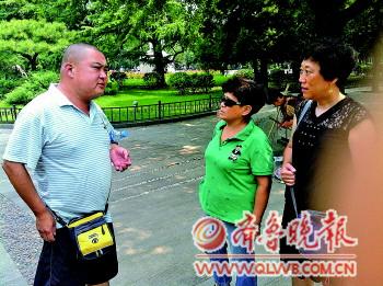 　　▲碰到病友家属,廖丹还是热情地聊了一会儿。