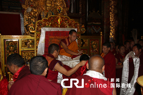 班禅额尔德尼确吉杰布朝拜大昭寺举行佛事活动