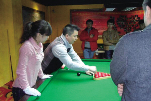 　　给学员讲解裁判技巧