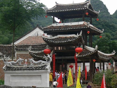 青山环抱中的美丽古寨