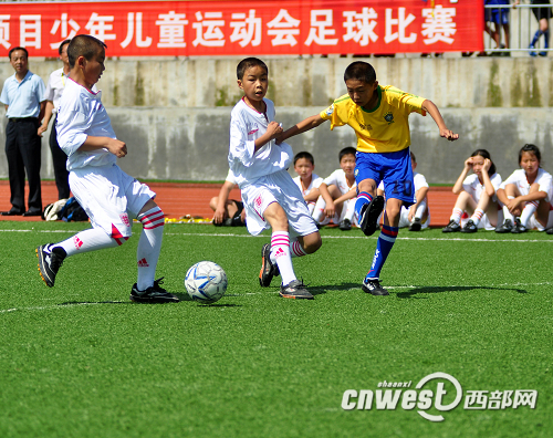 儿童运动会足球比赛开幕式的人员在观看宁强县
