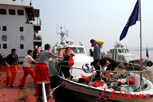 长江三峡30年最大一次船舶扎水海事全力监控