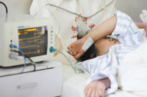 获救的杜女士在医院接受治疗