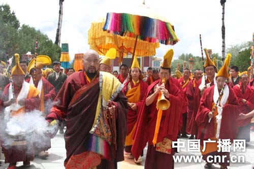 班禅活佛圆满结束拉萨佛事活动回到扎什伦布寺