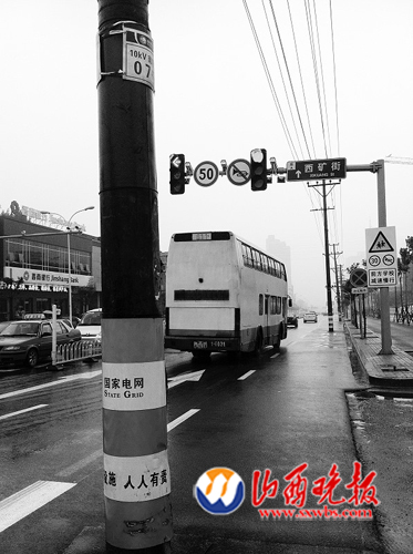 电线杆霸占了公交车专用通道