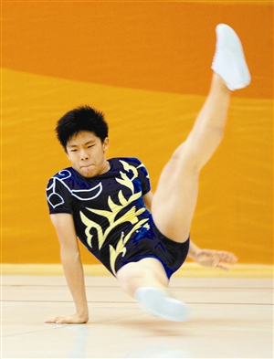 夺得甲组男子单人操金牌的深圳选手黄添在决赛中。