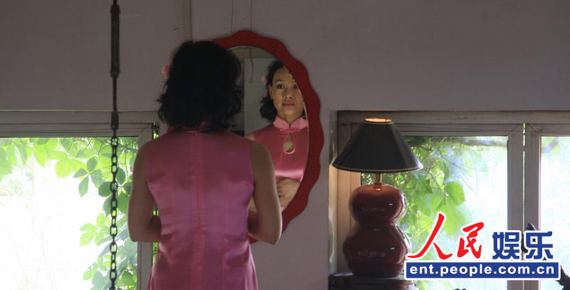 陈冲对镜剪旗袍