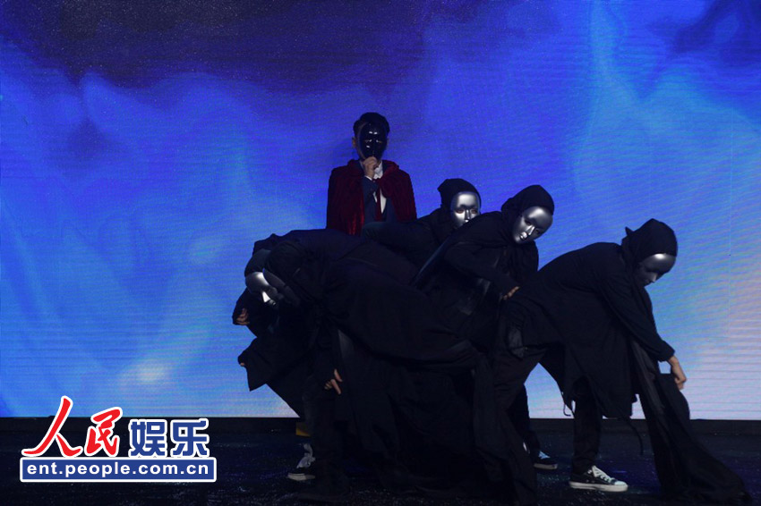 吴秀波与“活死人军团”齐跳