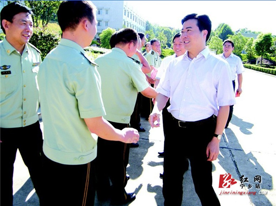 宁乡县委书记黎春秋慰问驻宁部队官兵