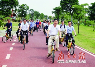 “华哥”昨天早上与志愿者绕白云湖踩单车。 南方都市报记者 邹卫 摄