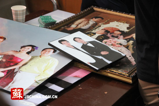 周江疆仅有的几张与家人的合影。