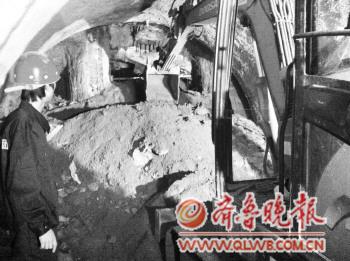 　　▲地铁汇泉广场站与中山公园站之间的区间实现贯通。图为区间段与汇泉广场车站贯通。　蓝娜娜　摄