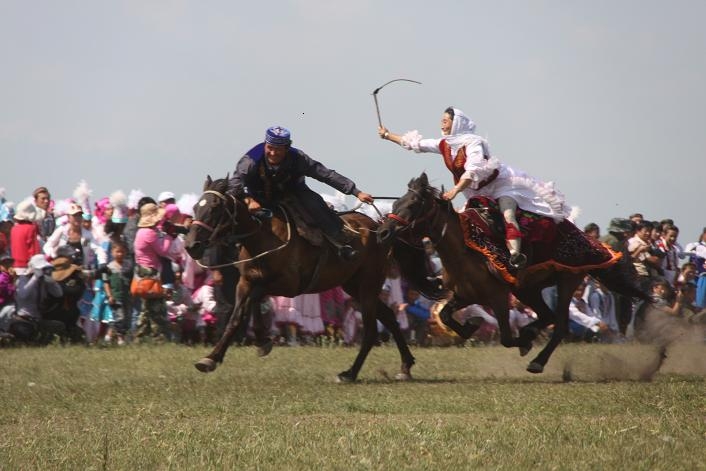 开幕式上,姑娘追、叼羊以及马上角力和驼队表演等民俗表演活动,赢得现场观众阵阵叫好。