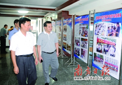 6月15日,副市长、公安局长何国森(左一)到基层调研“打欺”工作。