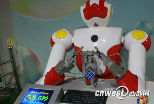 魔方机器人用26.6秒解开游客任意打乱的魔方