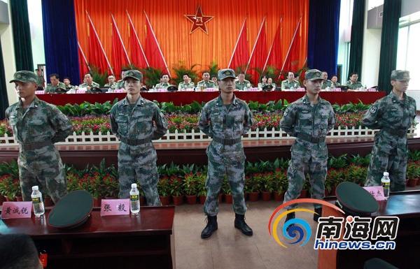 士兵展示07式预备役军服迷彩装(南海网记者陈望摄)