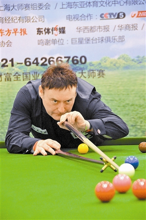 怀特亲自上阵示范。