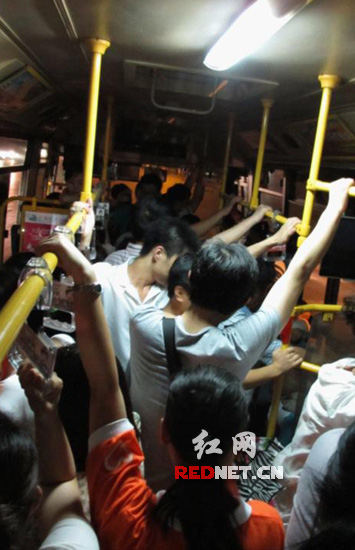 网友反映长沙63路公交车太拥挤 呼吁延长152