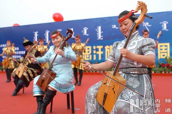 7月18日,马头琴手在演奏乐曲《新万马奔腾》.