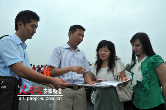 王厚亮（左二）向本网记者介绍产业园的规划情况