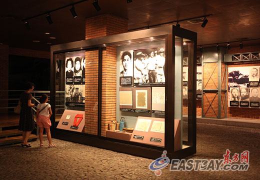市民参观纪念馆。纪念馆陈展面积达5000平方米，展出人物235名，展出文物文献和照片千余件。