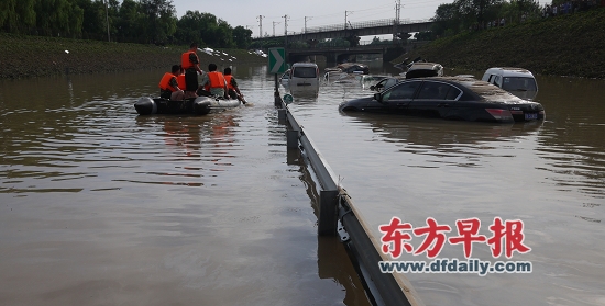 北京最深积水点京港澳高速 淹没80辆车排完积