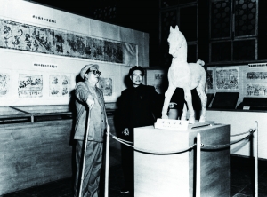 1954年毛泽东主席(左)参观北京历史博物馆。