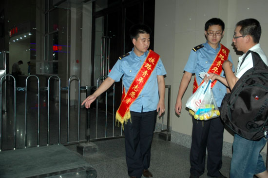 赤峰铁路青年志愿者奉献暑运