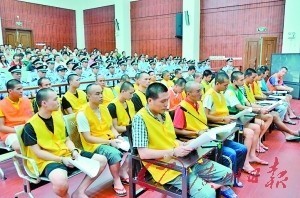 云浮“广西保”27名被告人昨日集中“过堂”。林霞虹摄影报道