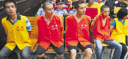 一赌博团伙昨受审 威逼利诱店主提供老虎机场地