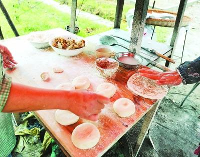 摊平面团后撒上芝麻