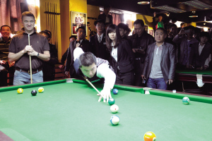 　　和“台球皇帝”切磋球技
