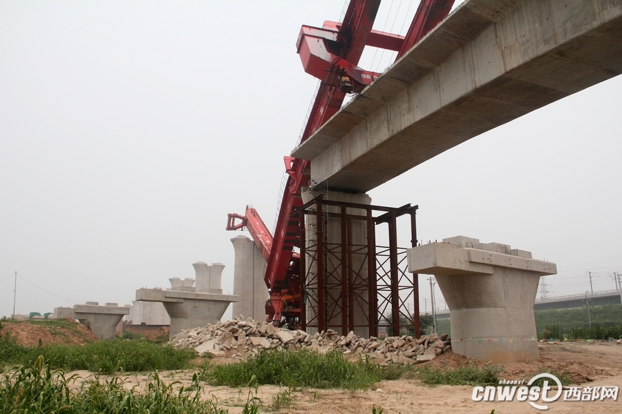 临潼大西铁路施工地发生架桥机垮塌事故2人轻