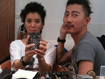 女星后台化妆照