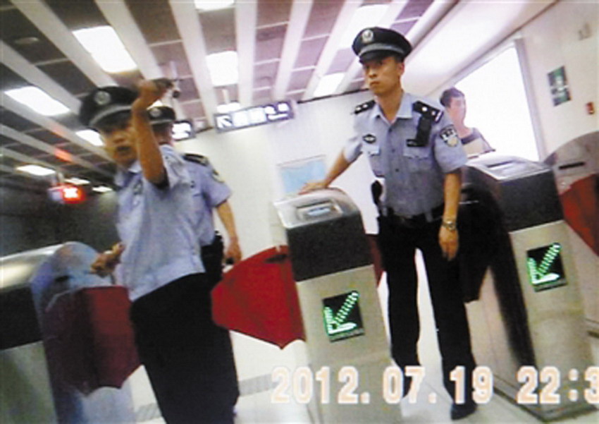 呼家楼地铁站内,警察在疏散乘客