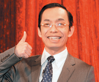 大炳的模彷才能在“2100全民乱讲”等节目大放异彩，谢长廷也是他的经典角色。
