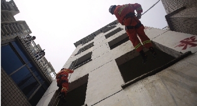 8月15日，望城区消防大队官兵做常规训练，他们出操不喊口号，夜里出警不响警报，这是体谅市民的新规定。 图/记者张轶