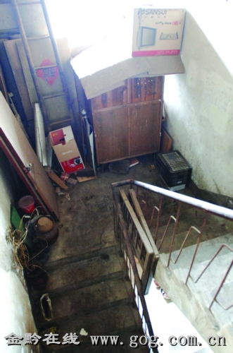 过道也被住户们见缝插针地用来堆放杂物。