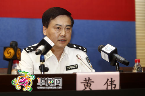 ????重庆市公安局副局长黄伟在发布会上介绍情况。 记者 罗嘉 摄