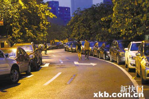 ■晚上7时许，淘金东路临时停靠点的车位已满，马路两边随即放满了车。