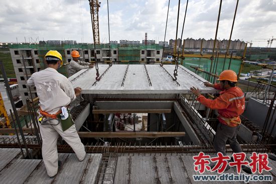 浦江镇,浦江保障房项目建设工地,工人正在吊装pc结构房屋预制板