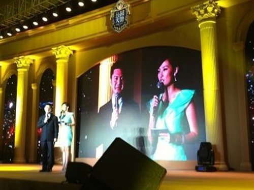 赵普近日与凤凰卫视张燕同台主持楼盘活动