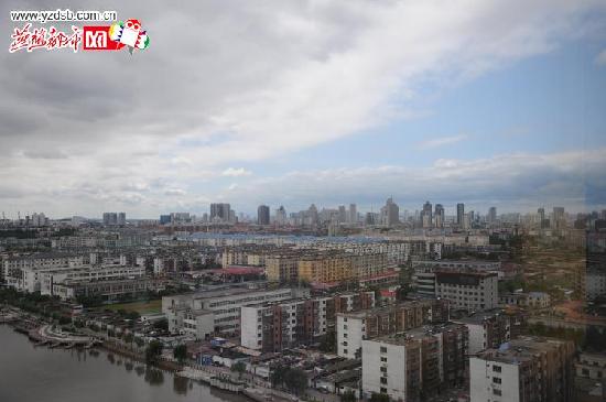 秦皇岛市:大暴雨后老天短暂放晴 车主忙晾晒被