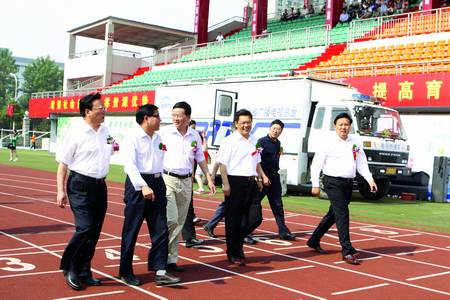 周宝生陪同省市领导步入学院揭牌庆典会场